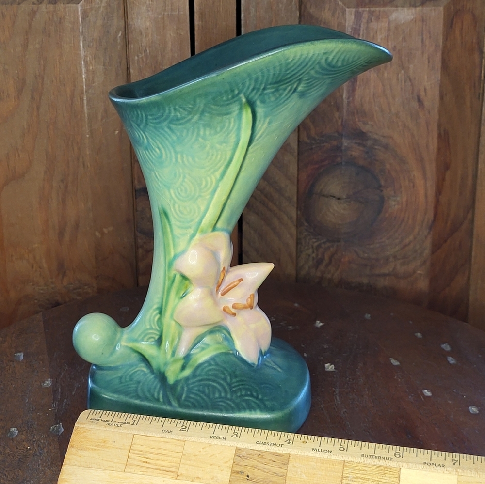 Roseville Zephyr Vase - Picture 10 of 17